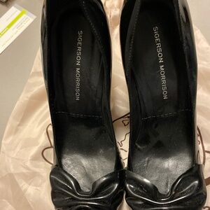Gorgeous Sigerson Morrison size 7.5 black patent heels with bow detail